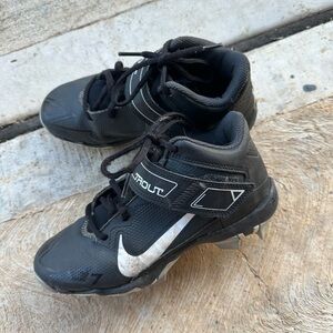 Black White Nike Boys Youth size 3.5Y Mike Trout 27 Baseball cleats. Size 3.5